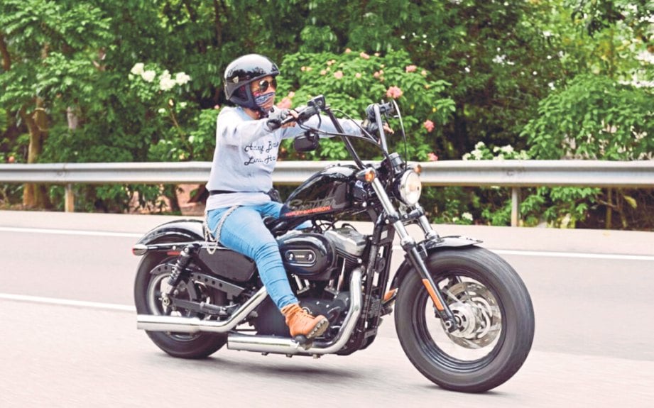  LINDA Suryani ketika menunggang motorsikal berkuasa tinggi.