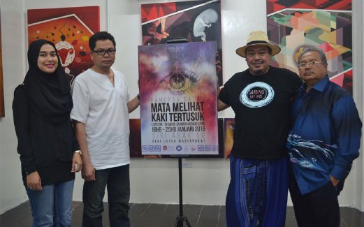 MAMAT (dua dari kanan) dan kurator pameran, Mohd Zahuri (dua dari kiri) di Sarang, Tanjung Malim.