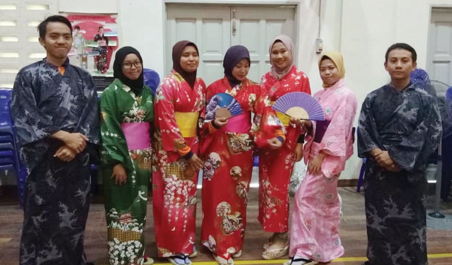 PELAJAR tingkatan enam di Kota Kinabalu turut memakai pakaian tradisional  Jepun ketika UM mempromosikan program Pengajian Jepun di Sabah.