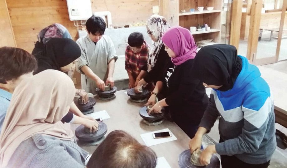 PESERTA program pertukaran budaya ke Jepun belajar membuat tembikar.