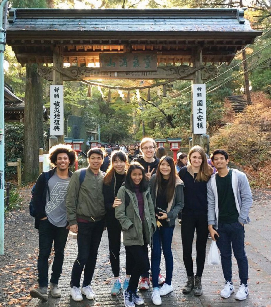 BERSAMA rakan dari Jepun, Jerman dan United Kingdom sebelum mendaki Takao San di Hachioji, Tokyo.