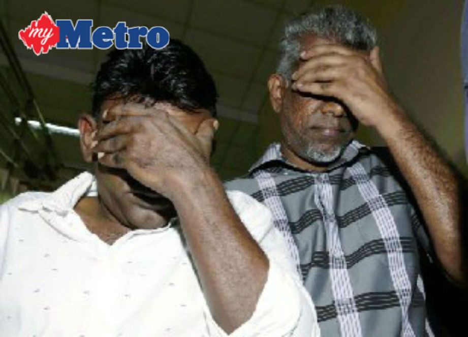 Selvarajah (kanan) dan Jazlan didakwa di Mahkamah Majistret terhadap tuduhan menyalahguna wang  milik seorang wanita yang dimasukkan ke dalam akaun syarikat mereka. FOTO Muhaizan Yahya