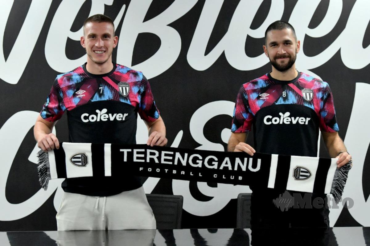 PEMAIN kelahiran Croatia, Ivan Mamut (kiri) dan Damagoj Pusic sah sarung jersi Terengganu FC musim ini. FOTO Malik Muhamad