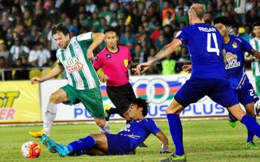 PEMAIN Melaka Balsa Bozovic (jersi putih) melepasi halangan pemain Negeri Sembilan di Stadium Hang Jebat minggu lalu.