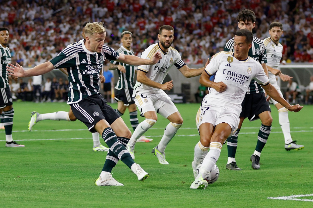 PEMAIN Real, Lucas Vázquez cuba mencabar pemain United, Donny Van De Beek. FOTO AFP