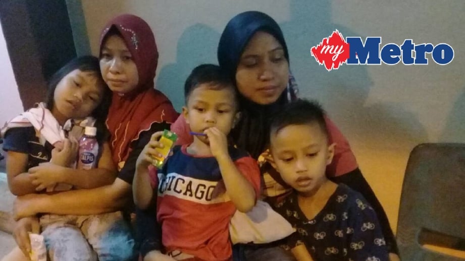 Nurul Aida (kanan) bersama ahli keluarganya di Hospital Kemaman. FOTO Shamsudin Husin