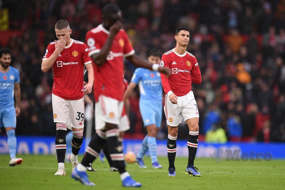REAKSI kecewa barisan pemain United. FOTO AFP
