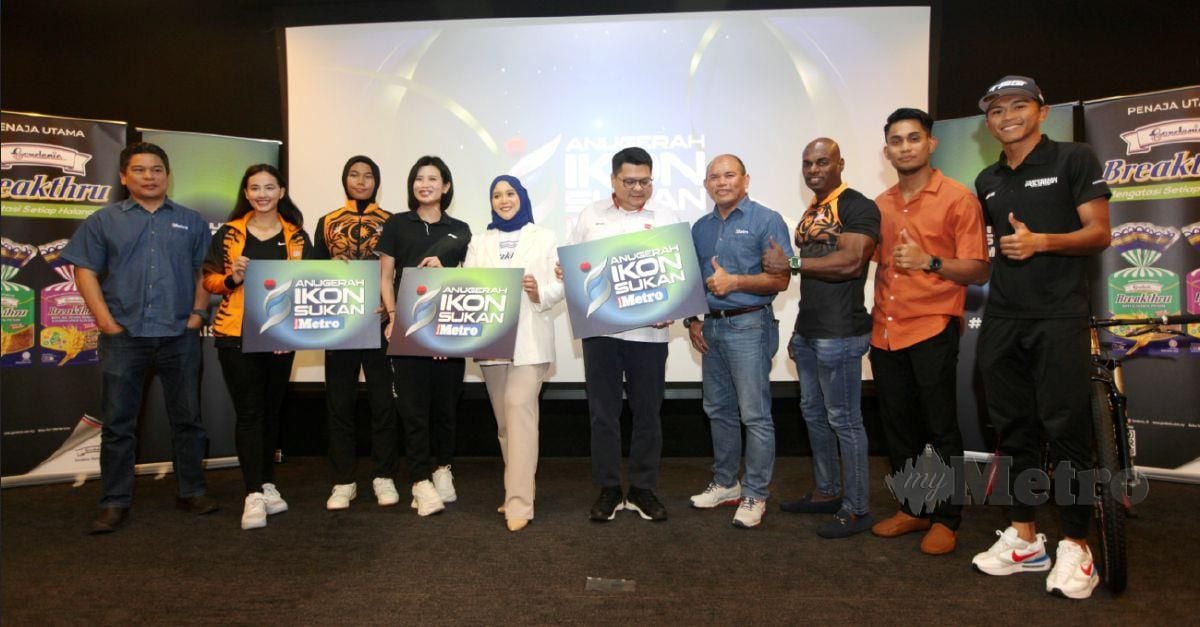 ABDUL Manan (hujung kiri) bersama sebahagian daripada atlet negara ketika Majlis Pelancaran dan Sidang Media Anugerah Ikon Sukan Harian Metro di Balai Berita pada 2 November lalu.