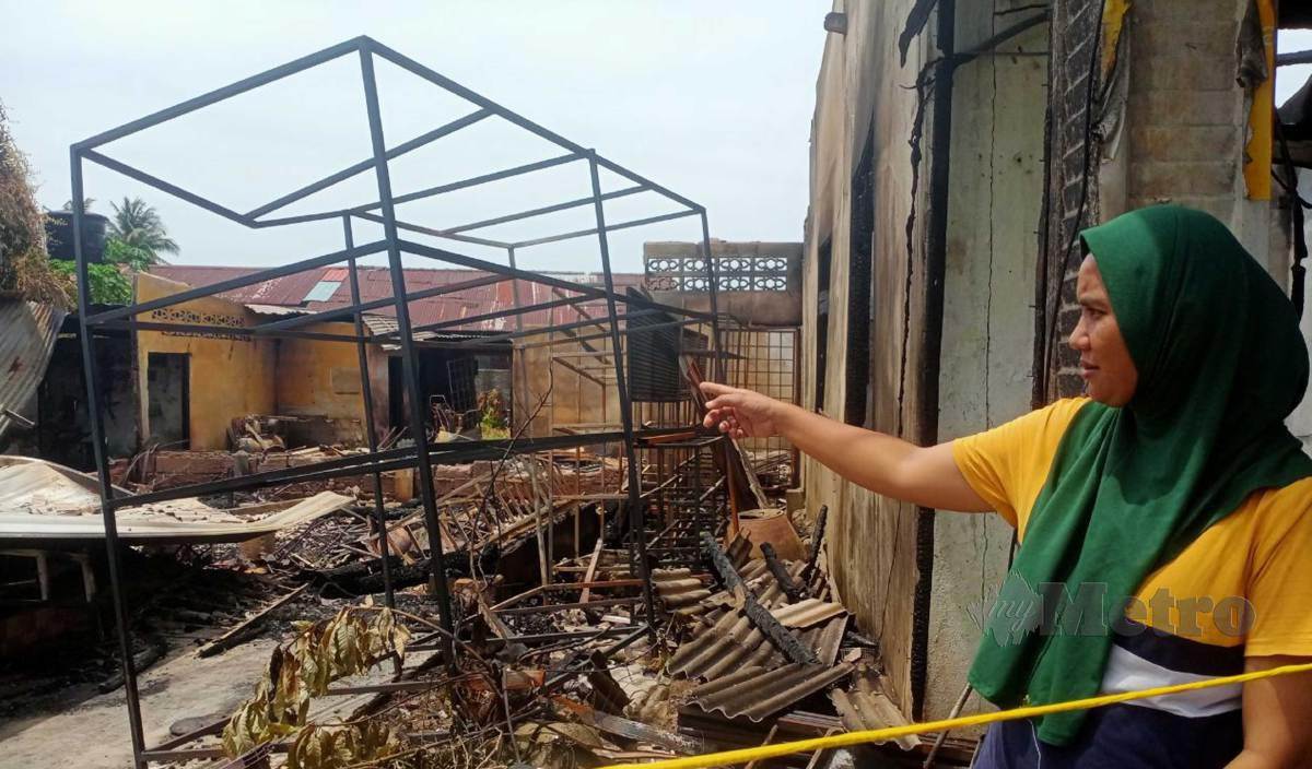NURUL Ekleyma menunjukkan rumah kediaman keluarga yang musnah dalam kejadian kebakaran membabitkan empat rumah kedai di Kampung Beris Kubor Besar, Bachok. FOTO Nor Amalina Alias