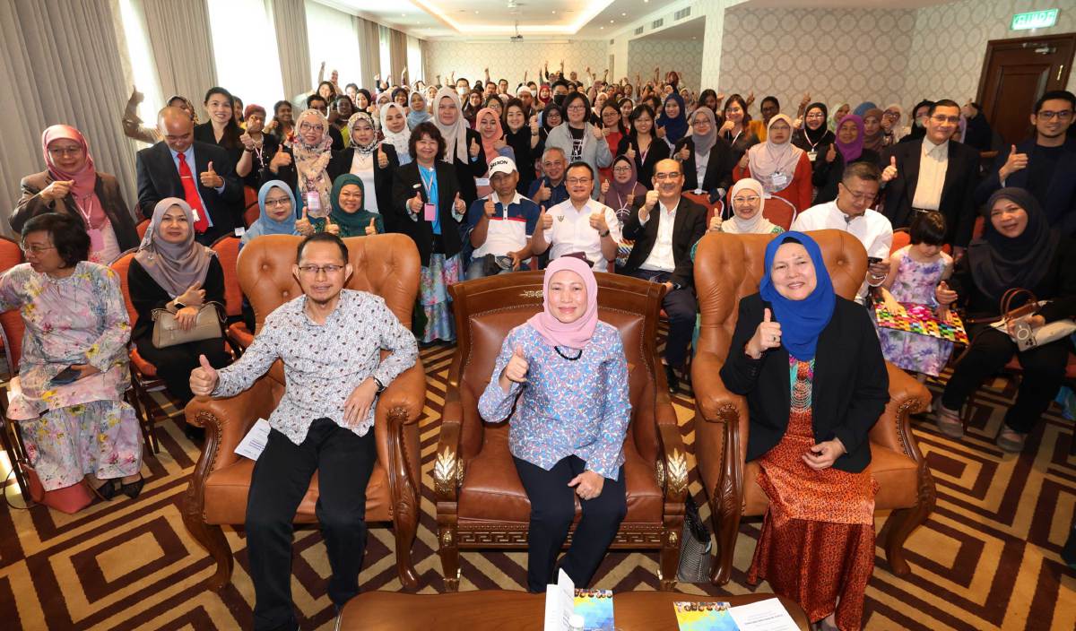 NANCY Shukri (depan tengah) bergambar dengan penceramah dan para peserta selepas merasmikan Seminar Pendidikan Khas Kebangsaan 2023. FOTO BERNAMA