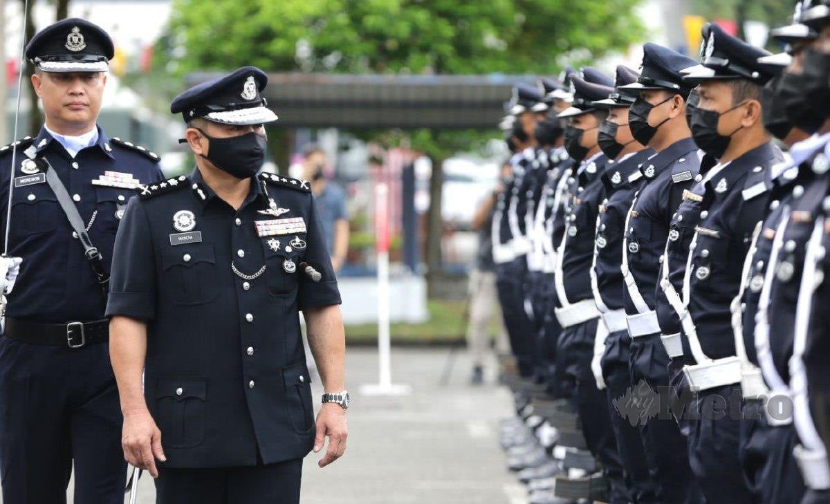 Mancha Ata, memeriksa kawalan kehormat ketika menghadiri Perbarisan Peringatan Hari Polis ke-215  di Perkarangan Padang Kawad IPK Sarawak, Jalan Badaruddin, Kuching. FOTO NADIM BOKHARI