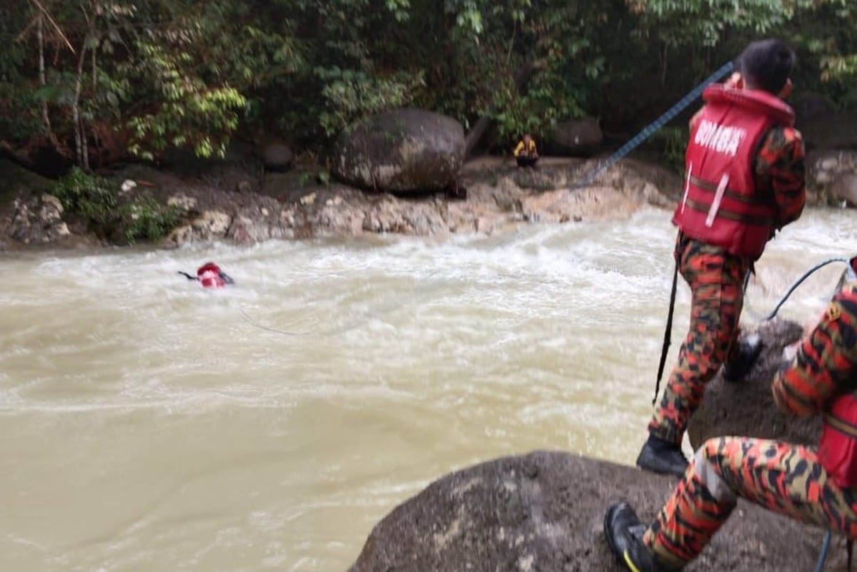 Anggota bomba menyelamatkan seorang pemancing lelaki berusia 34 tahun yang terkandas selama 17 jam akibat kejadian kepala air di Sungai Balak sejak semalam. FOTO IHSAN BOMBA