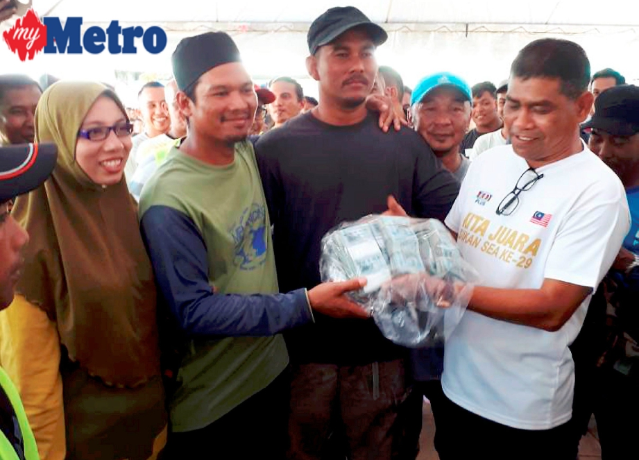 Sulaiman Patin (dua dari kiri) menjuarai pertandingan memancing dengan hadiah kemenangan RM105,000. FOTO Mohd Syafiq Ridzuan Ambak
