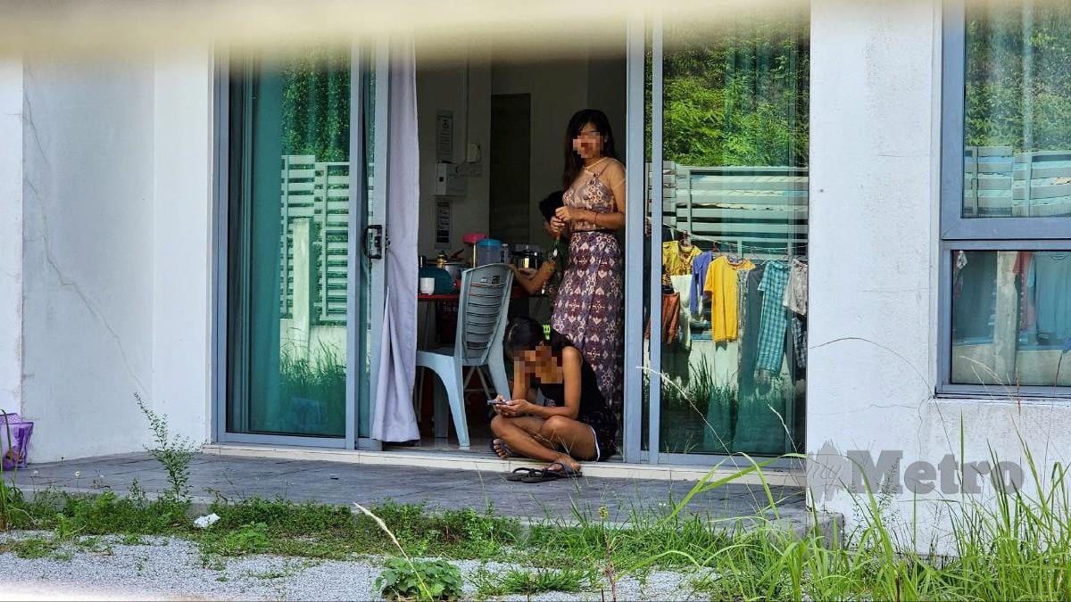 PEKERJA asing yang tinggal di unit kediaman jenis teres dua tingkat yang dijadikan asrama sejak Ogos tahun lalu. FOTO Mikail Ong