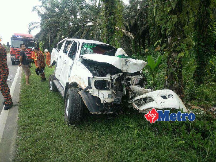 Toyota Hilux rosak teruk selepas terbabas dan terlanggar tiang telefon dan pokok kelapa sawit di Kilometer 28 Lahad Datu - Sandakan. FOTO Ainul Durmahyanty Durming