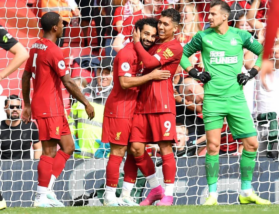 Bintang Liverpool, Mohamed Salah (dua kiri) meraikan jaringannya bersama Roberto Firmino dalam saingan Liga Perdana. FOTO File AFP