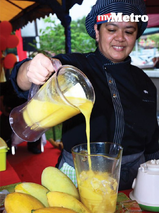 CHEF Asma menyiapkan minuman jus mangga lassi.