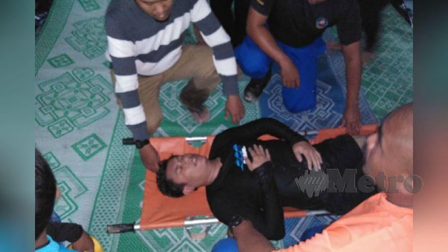 MOHD Fakrul Fareez ditemui dalam keadaan lemah di Pantai Tanjung Biru. FOTO Mohd Khidir Zakaria 