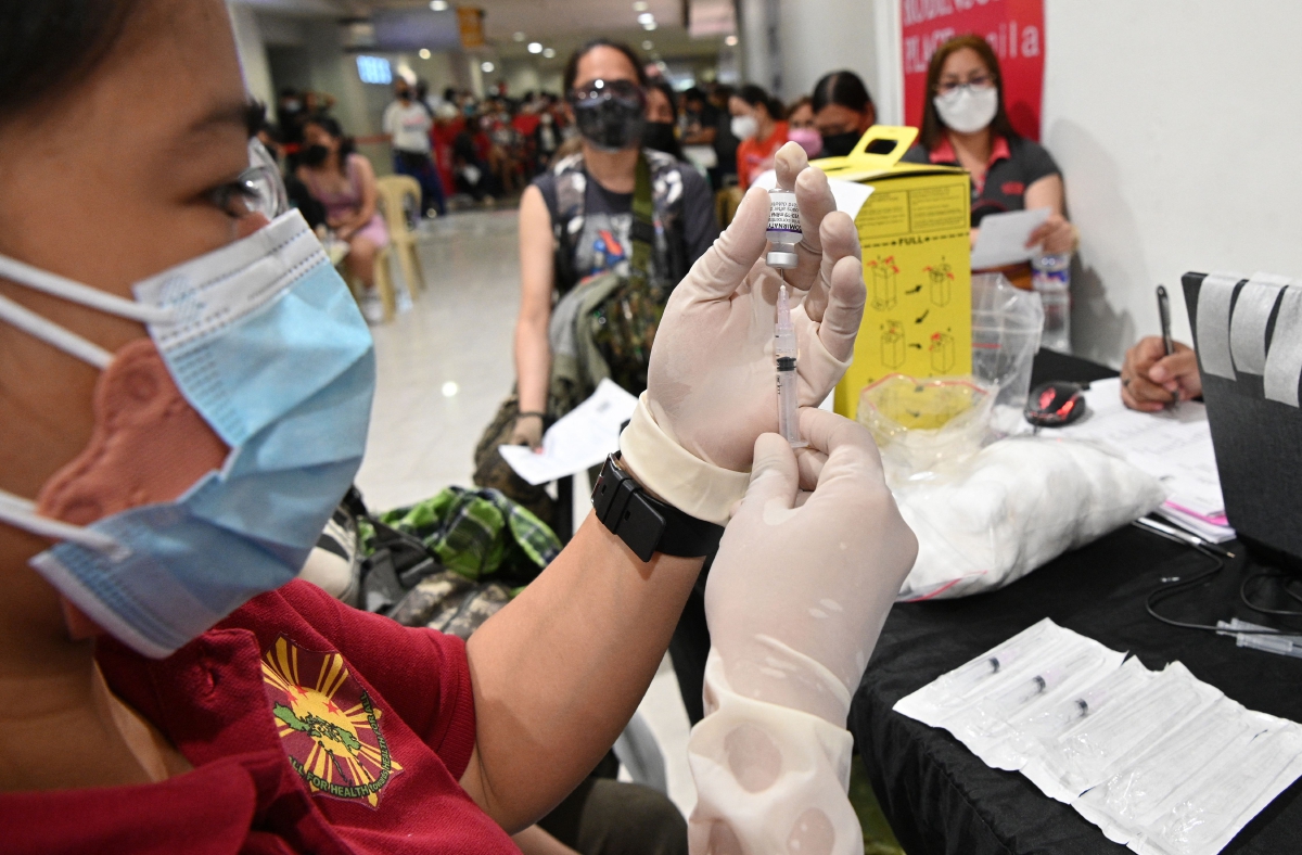 PROGRAM vaksinasi di sebuah pusat beli-belah di Manila. FOTO AFP 