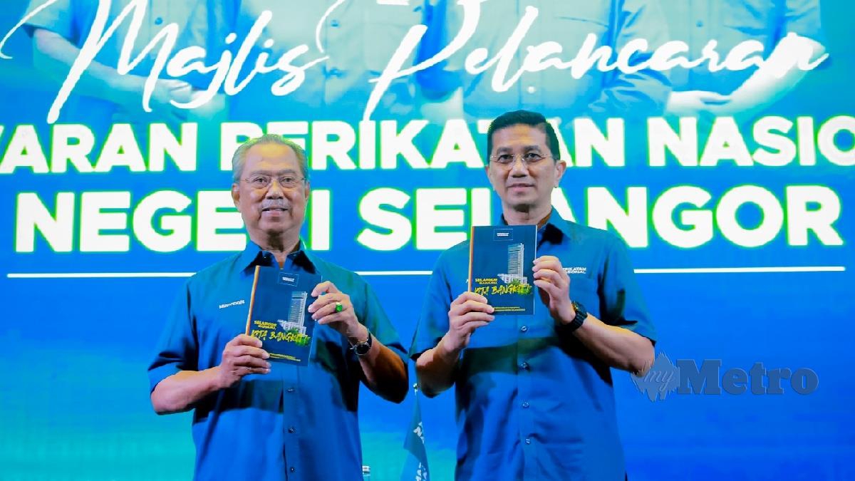 MUHYIDDIN dan Mohamed Azmin selepas pengumuman Tawaran PN Selangor bersempena Pilihanraya Negeri (PRN). FOTO Asyraf Hamzah