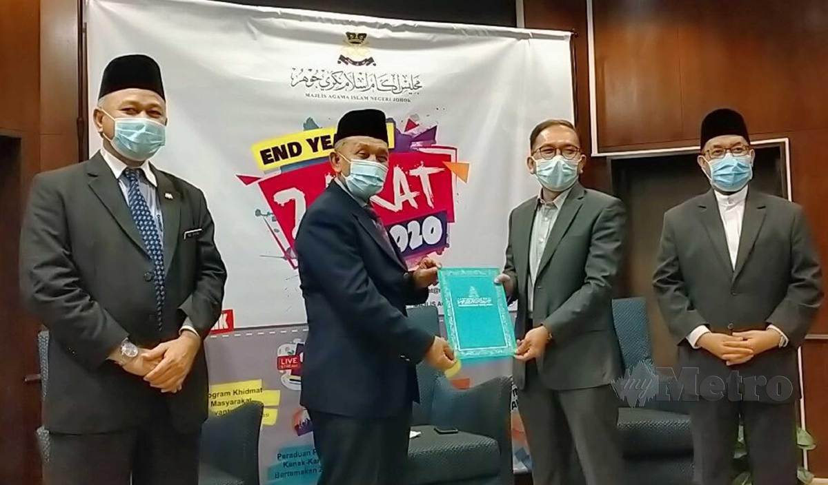 TOSRIN (dua dari kanan) menyerahkan perjanjian kerjasama usahawan digital kepada Bukhari pada sidang media 'End Year Of Zakat' di Pusat Islam Iskandar, Johor Bahru. FOTO Omar Ahmad