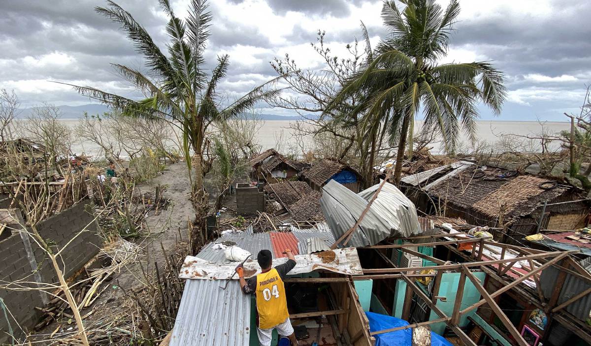 PENDUDUK membaiki rumah yang musnah dibadai Taufan Goni di bandar Sagnay, Camarines Sur, Filipina. FOTO EPA