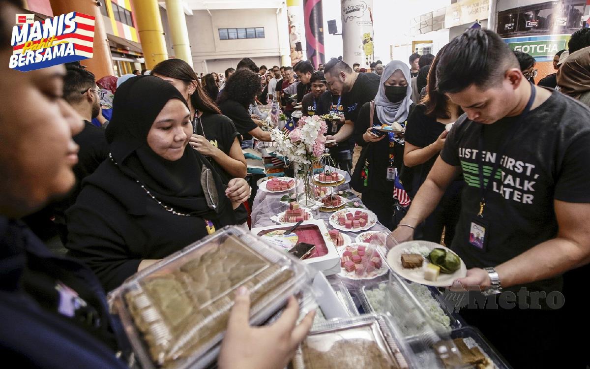 SUASANA meriah apabila kakitangan MPB menikmati hidangan pelbagai kuih-muih tradional pada Majlis Pelancaran Kempen Hari Kebangsaan dan Hari Malaysia bertemakan Manis Pahit Bersama. FOTO AIZUDDIN SAAD