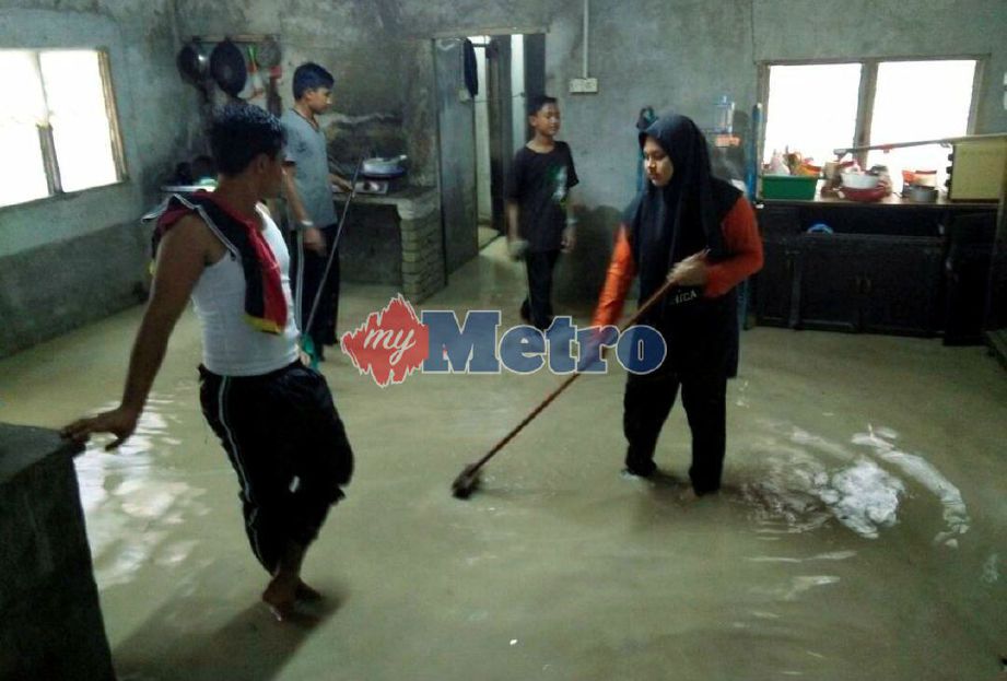 Keadaan banjir di Kampung Semangat, Segari. FOTO Noor Hidayah Tanzizi