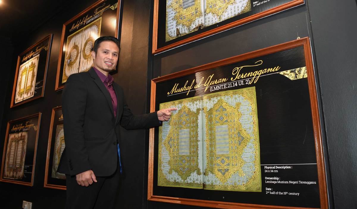 DR Riswadi menunjukkan manuskrip digital al-Quran dari Terengganu ketika ditemui di Galeri Digital Warisan Budaya UMT. FOTO BERNAMA
