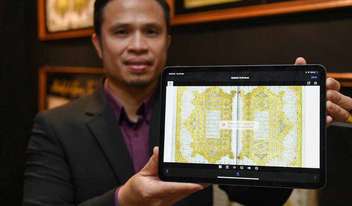 DR Riswadi Azmi menunjukkan manuskrip digital Al-Quran dari Terengganu. FOTO BERNAMA