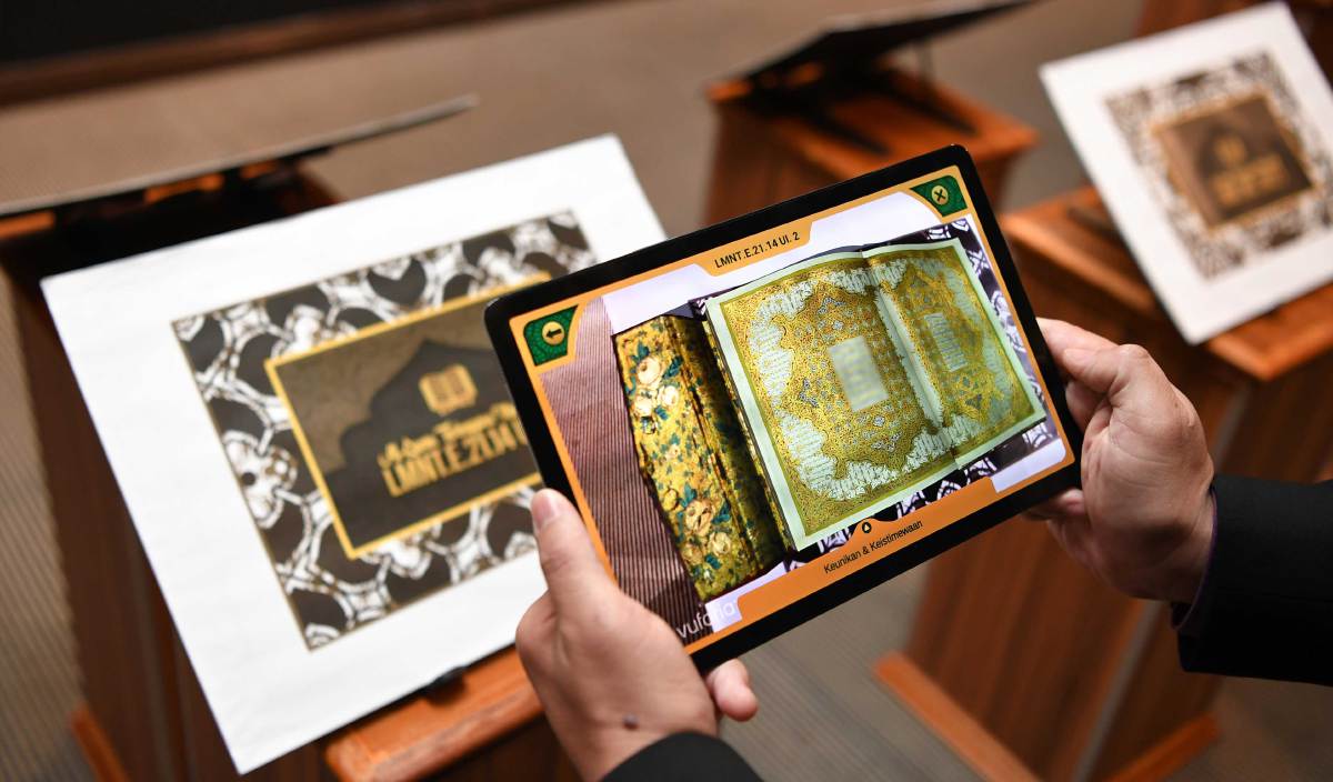 MANUSKRIP digital al-Quran yang dapat dilihat dengan menggunakan teknologi AR. FOTO BERNAMA