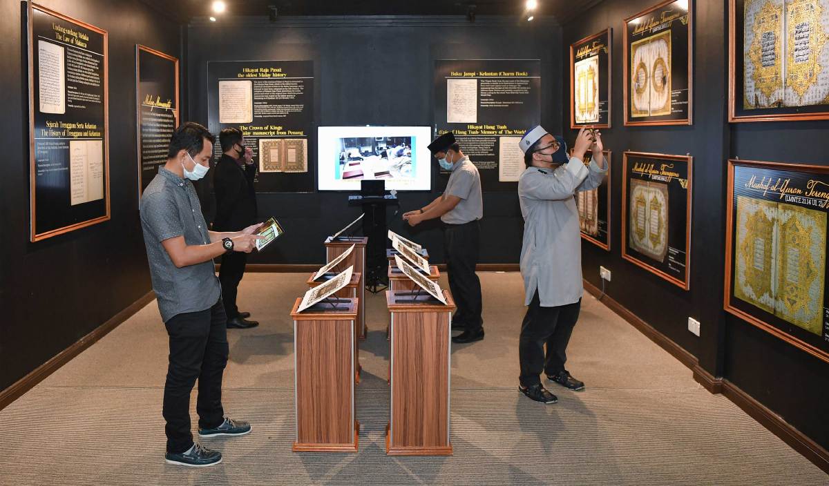 ORANG ramai termasuk pengkaji boleh melihat manuskrip digital al-Quran dari Terengganu yang dapat dilihat dengan menggunakan teknologi AR di Galeri Digital Warisan Budaya UMT. FOTO BERNAMA