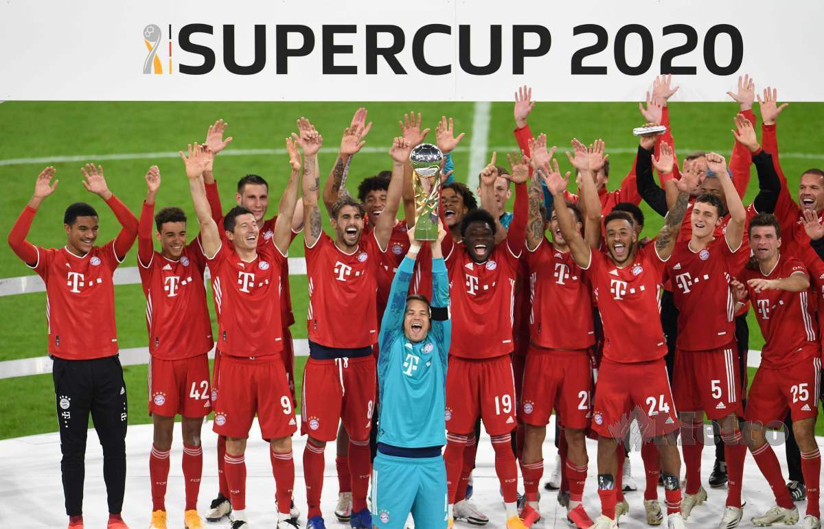 NEUER (tengah) dan rakan sepasukan ketika meraikan kejayaan memenangi trofi Piala Supercup Jerman, September tahun lalu. FOTO AFP