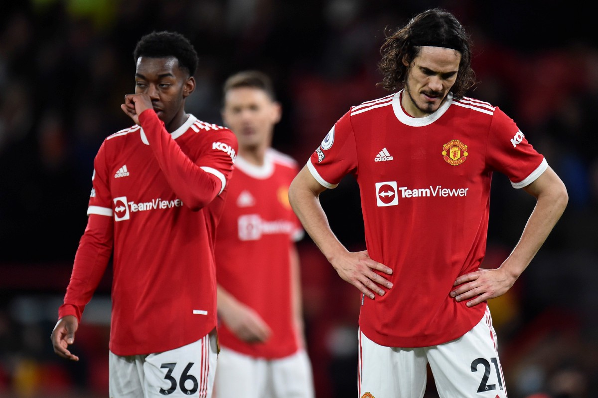 Reaksi penyerang Manchester United, Edinson Cavani (kanan) selepas tewas dalam salah satu perlawanan Liga Perdana. FOTO EPA 