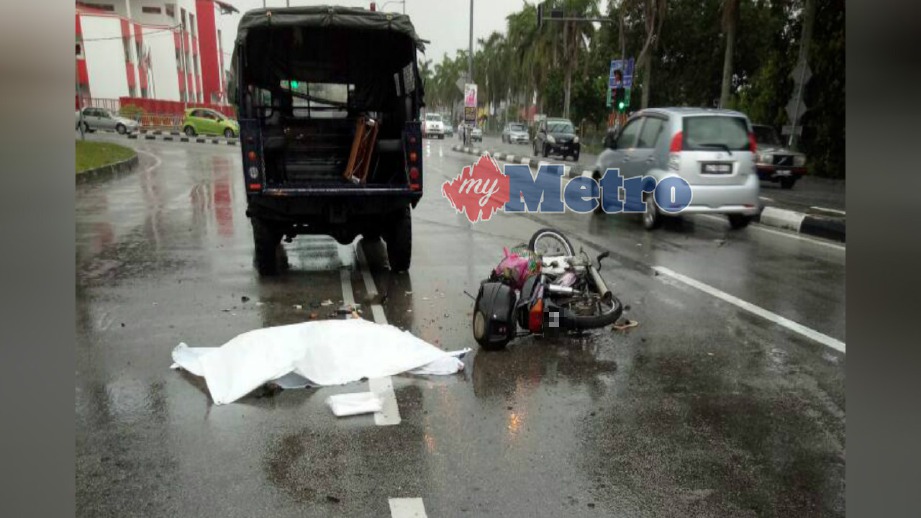 KEADAAN mayat mangsa yang meninggal dunia selepas terbabit dalam kemalangan di Jalan Tun Hamdan Sheikh Tahir, Kepala Batas, petang tadi. FOTO Ihsan PDRM