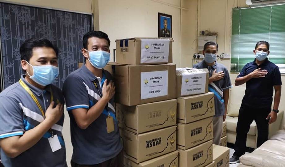 MAIPK mengedarkan bantuan khas 419 botol cecair pembasmi kuman dan 80 kotak topeng muka kepada anggota Ibu Pejabat Polis Kontinjen (IPK) Perak. FOTO Ihsan MAIPk