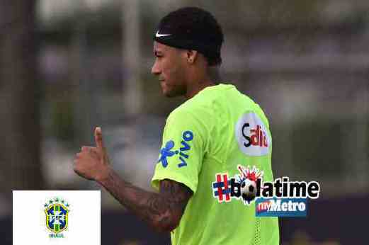 Neymar menunjukkan isyarat bagus selepas sesi latihan Brazil. - Pix AFP 