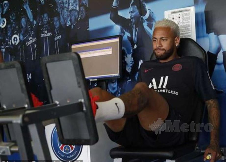 AKSI Neymar memanaskan badan, kelmarin. - FOTO Agensi