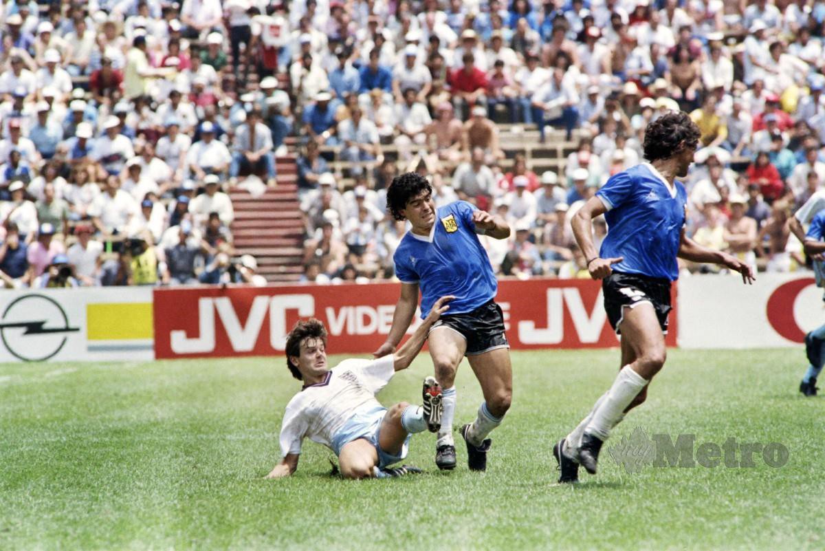 AKSI Maradona (dua kiri) ketika bertemu England. FOTO AFP