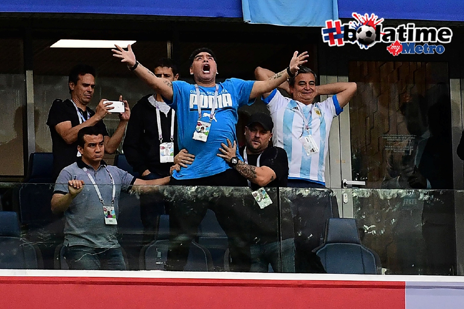MARADONA (tengah) meraikan kemenangan Argentina ketika bertemu Nigeria. -Foto Reuters