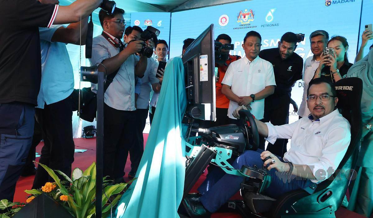 ASYRAF Wajdi merasmikan Program Pembangunan Usahawan Automotif Mara Petronas (PUMP) di NASR Utara Automotif Sdn Bhd. FOTO BERNAMA