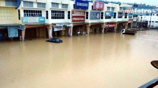 BANDAR Maran dinaiki air banjir sedalam satu meter. FOTO ihsan polis.