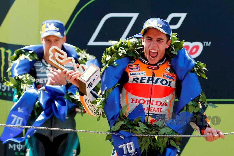 MARQUEZ (kanan) meraikan kejayaan di podium selepas memenangi GP Catalunya di Montmelo, hari ini. — FOTO AFP