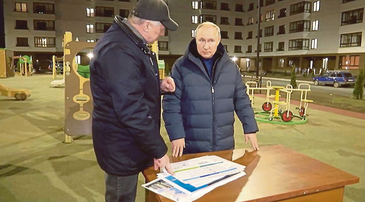 VLADIMIR Putin (kanan) mendengar taklimat daripada Timbalan Menteri Rusia Marat Khusnullin di kejiranan baharu dibina di Mariupol. FOTO AFP