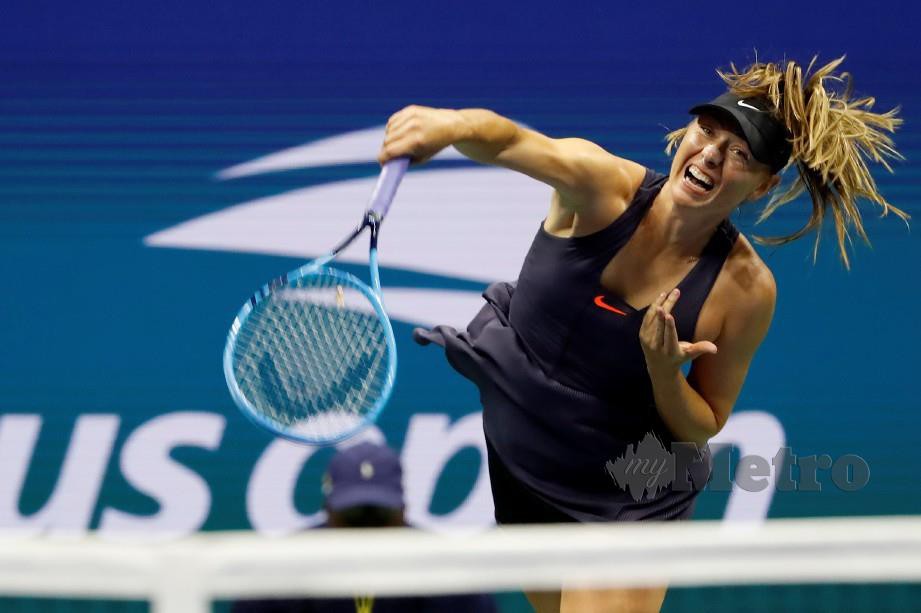 MARIA melakukan servis ketika menentang Serena di Pusat Tenis Kebangsaan Billie Jean King USTA. — FOTO Reuters