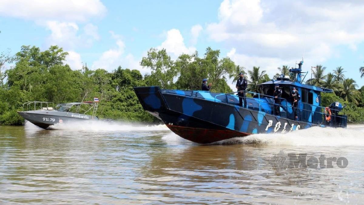 ANGGOTA PPM Wilayah Tiga Pengkalan Kubor melakukan rondaan bersama Polis Marin Diraja Thailand di sepanjang Sungai Golok atau darat bagi mengekang aktiviti penyeludupan. FOTO NIK ABDULLAH NIK OMAR