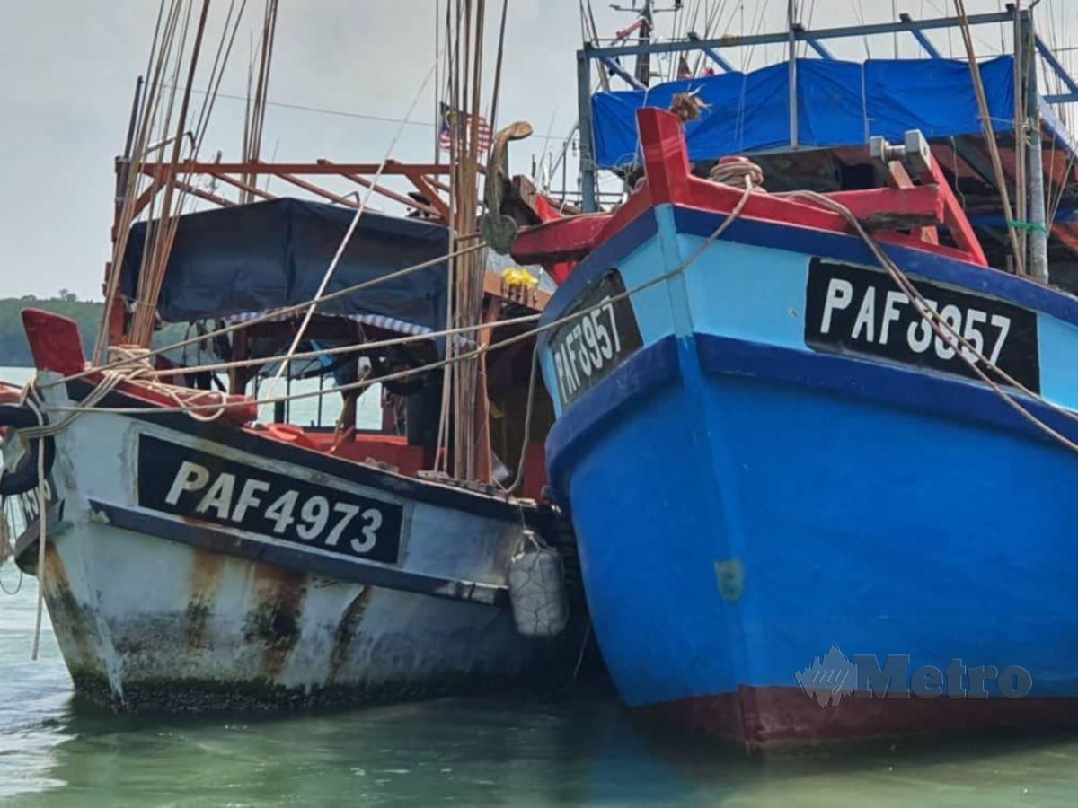 DUA daripada tiga bot nelayan Vietnam yang ditahan menggunakan nombor pendaftaran bot nelayan tempatan. FOTO Rosli Ilham