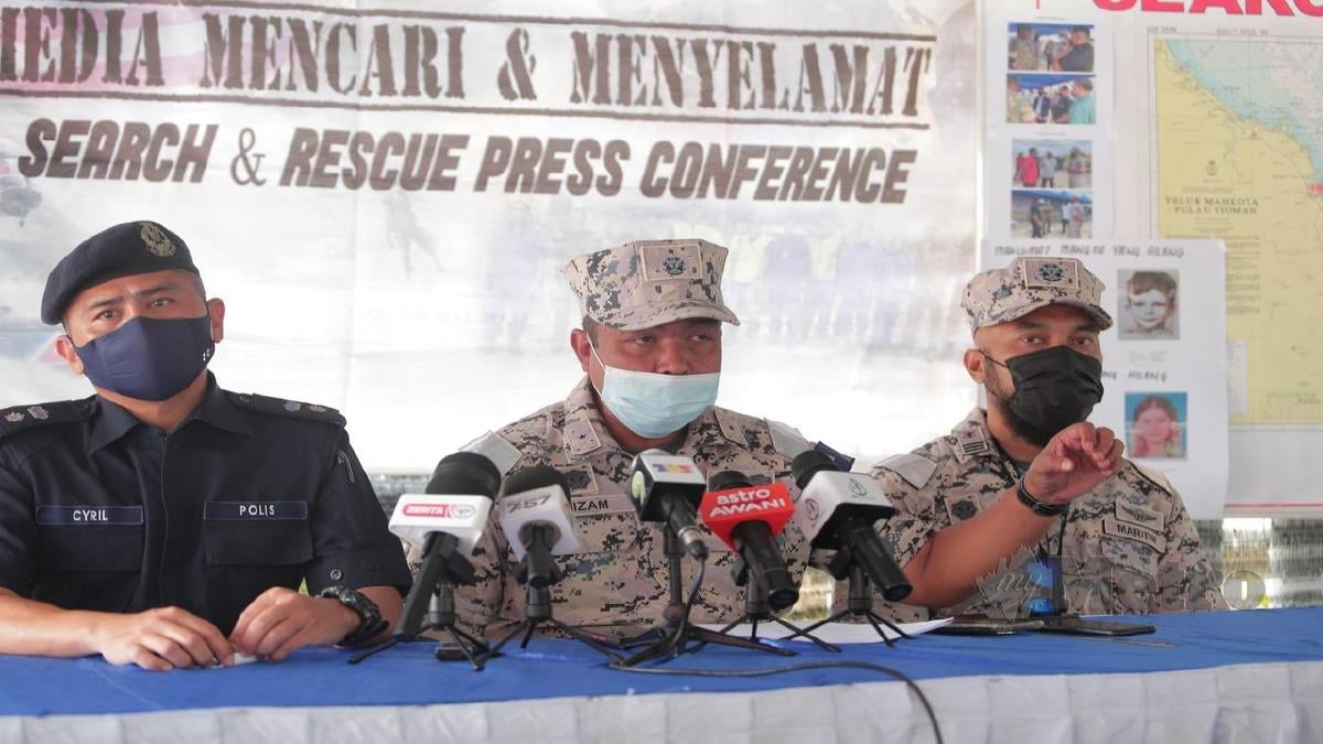 Nurul Hizam (tengah) ketika sidang media perkembangan kes empat penyelam warga asing hilang. FOTO NUR AISYAH MAZALAN