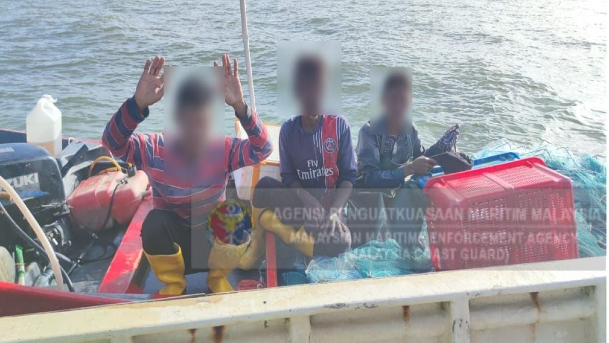 WARGA Myanmar yang ditahan APMM Selangor bersama 135 bubu naga di perairan Sekinchan, semalam. FOTO Ihsan APMM.