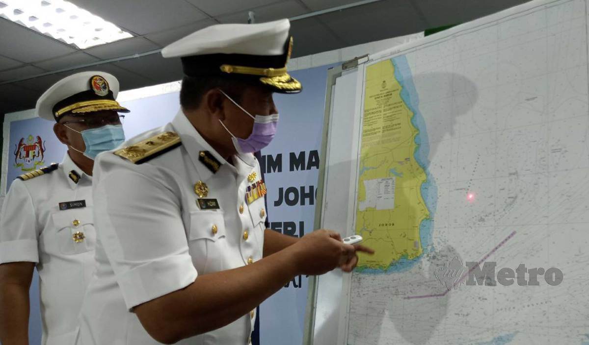 NURUL Hizam (kanan) menunjukkan lokasi kapal kerap bersauh tanpa kebenaran di perairan negara di kawasan Johor Timur. FOTO Omar Ahmad